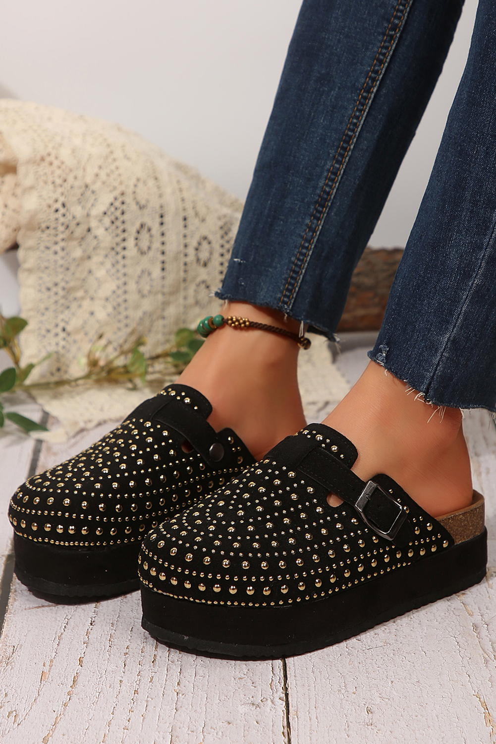 Schwarze Plateau-Slipper mit Nieten im Vintage-Stil