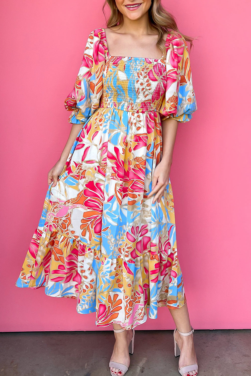 Robe midi tropicale à floral avec des manches bouffées en rouge rose