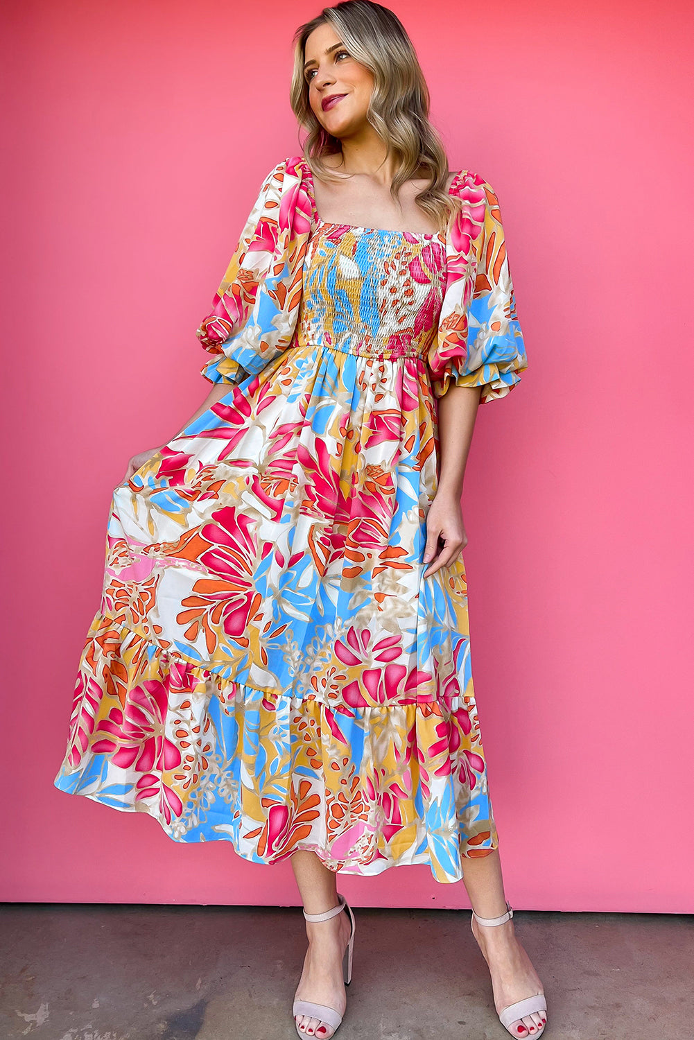 Robe midi tropicale à floral avec des manches bouffées en rouge rose