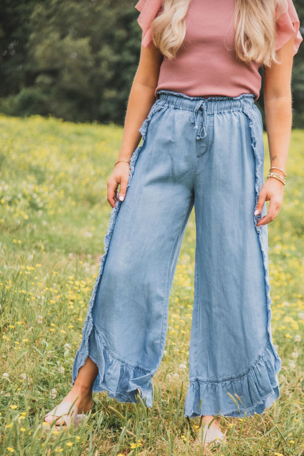 Myosotis – Hell verwaschene Jeans mit weitem Bein und Rüschensaum