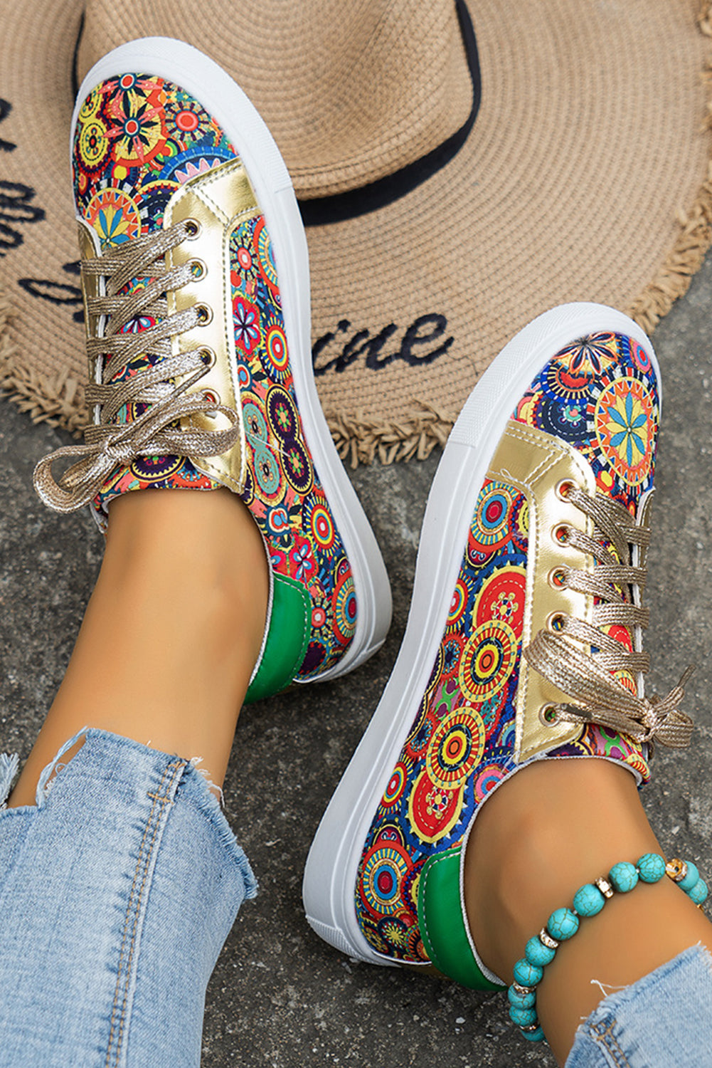 Luxuriöse goldene Sneakers mit geometrischem Bohemian-Schnürdesign