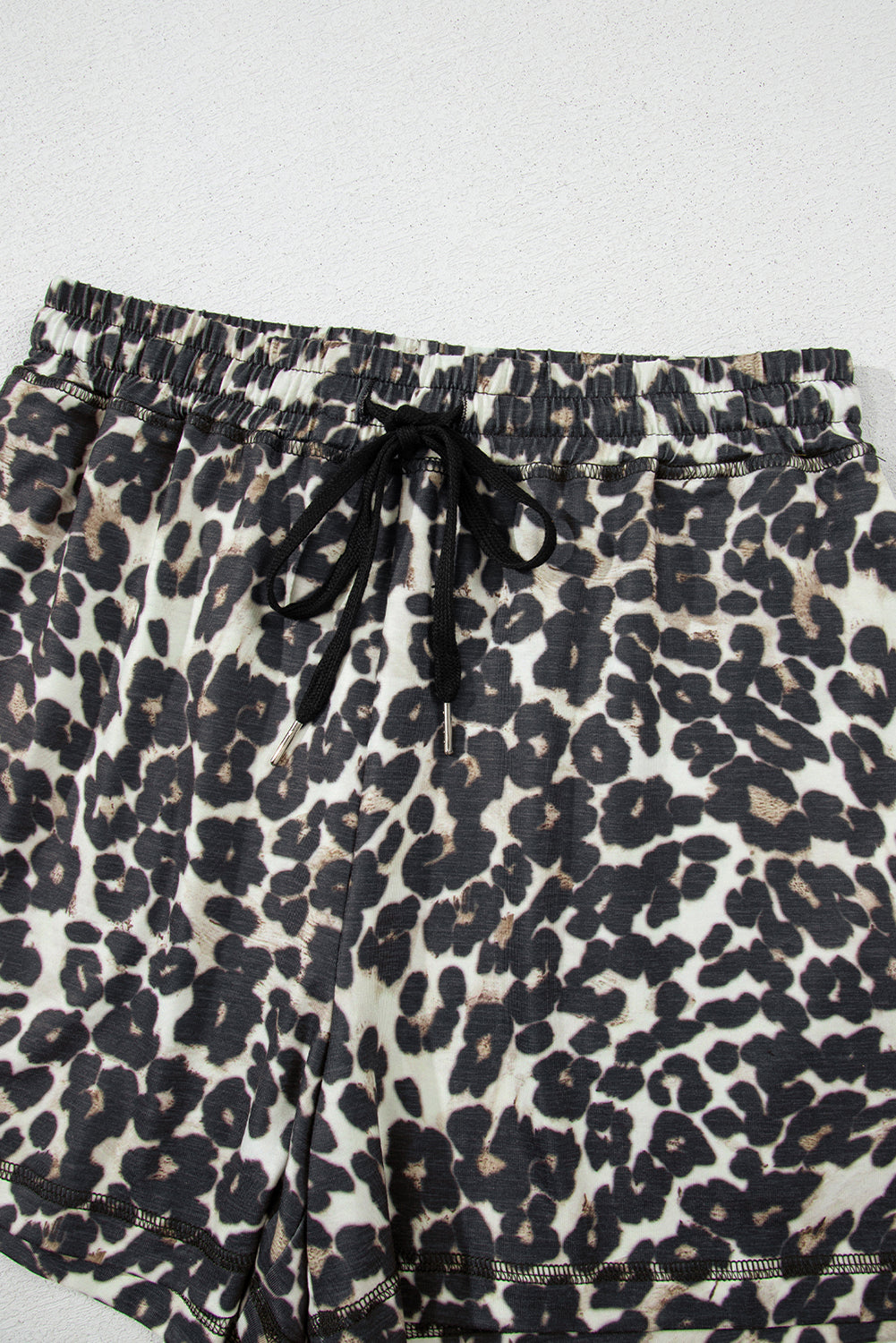 Set de pijama de tee y pantalones de estampado de leopardo negro