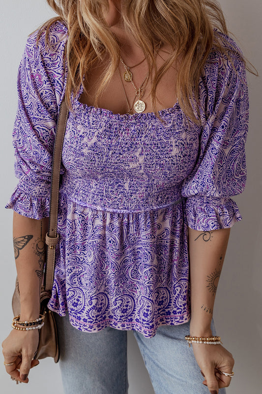 Lila Boho-Bluse mit halblangen Ärmeln und gerafftem Schößchen im Paisley-Print