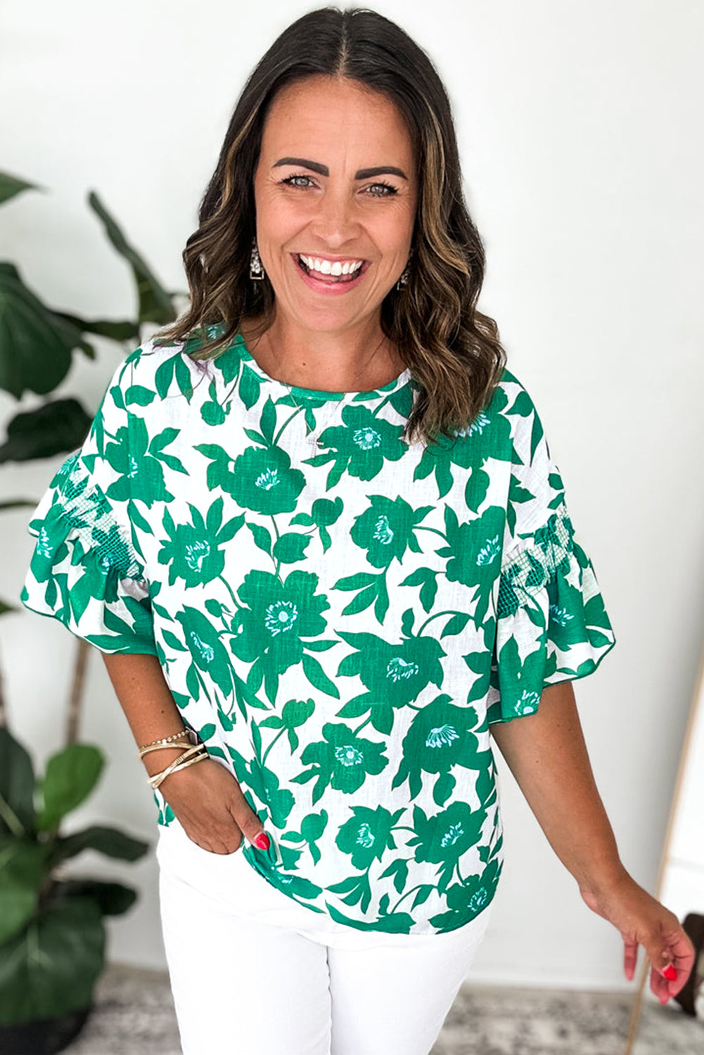 Grüne, lockere Bluse mit Blumenmuster und Rüschen, kurzärmlig