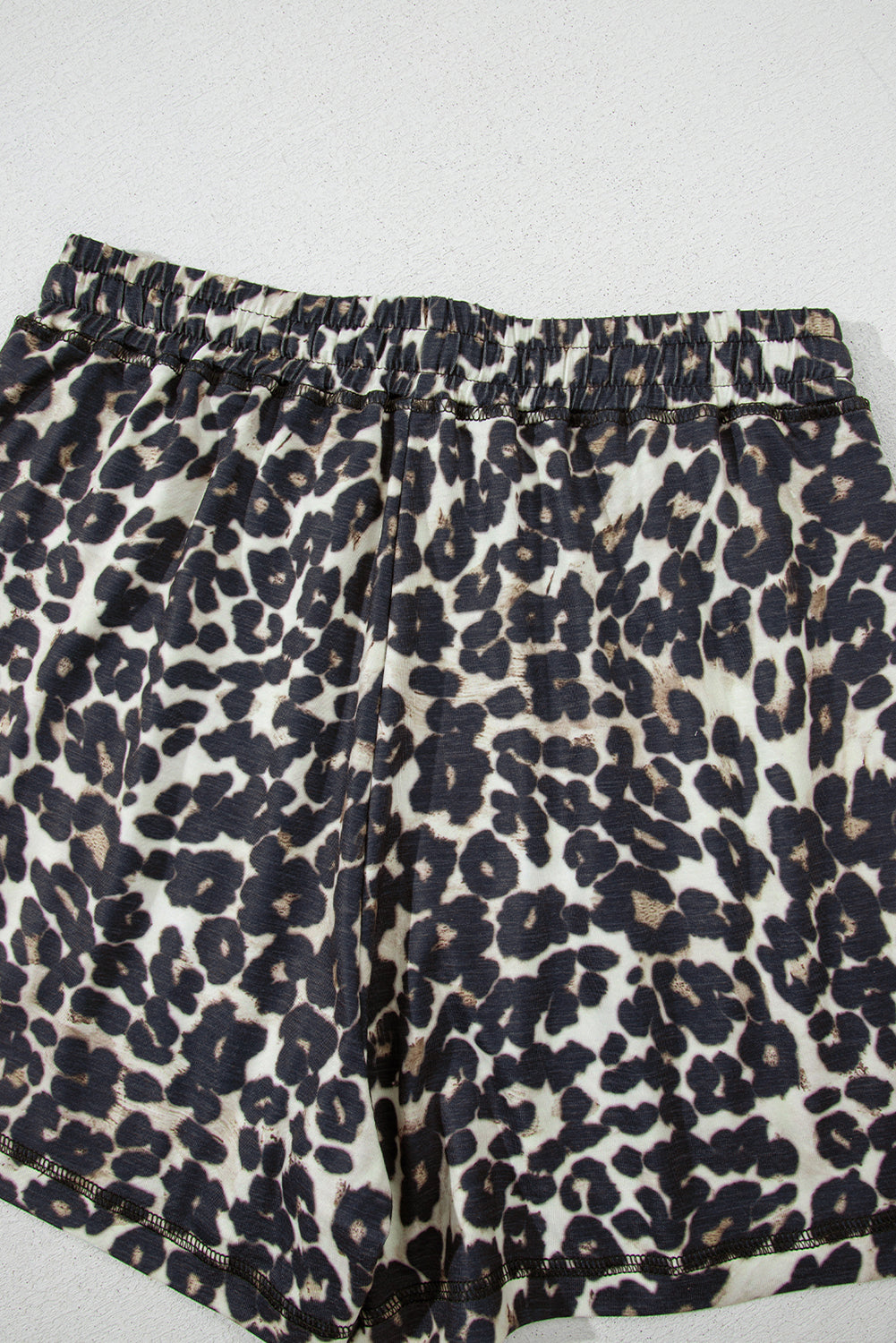 Set de pijama de tee y pantalones de estampado de leopardo negro