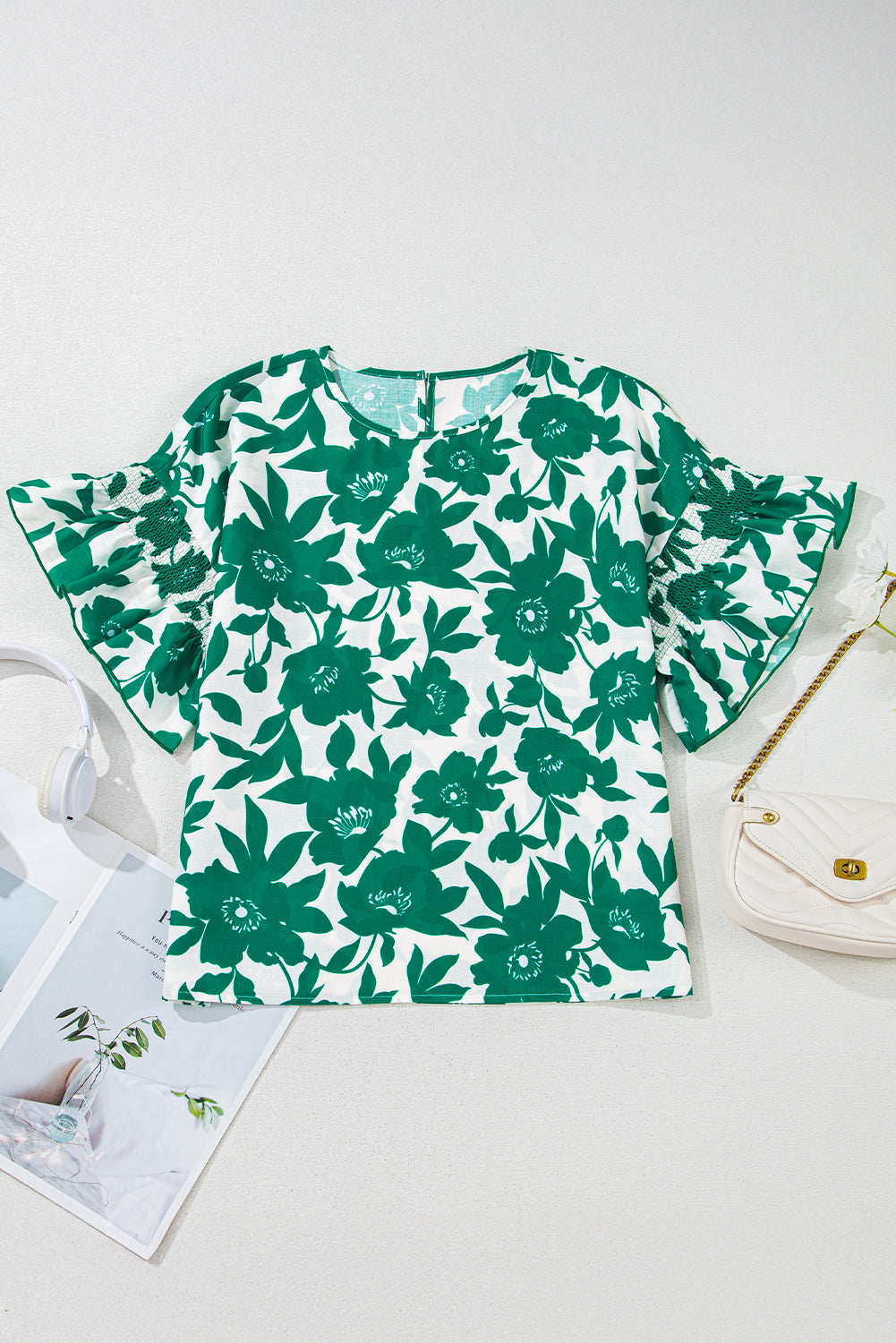 Grüne, lockere Bluse mit Blumenmuster und Rüschen, kurzärmlig