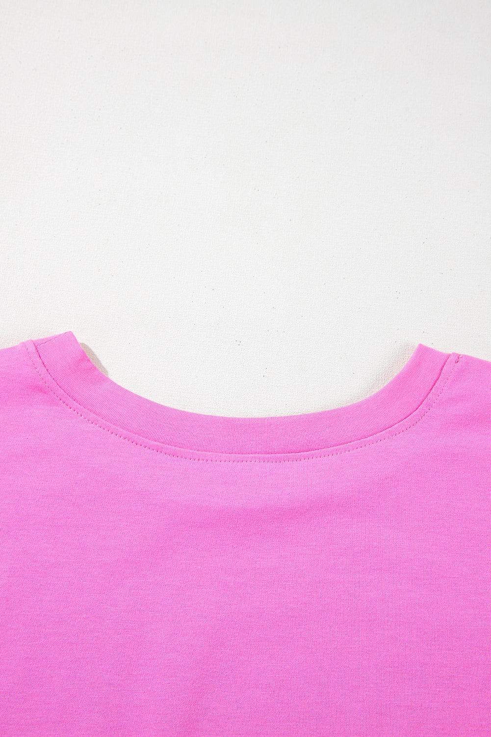 Camiseta de talla grande de tallas impresas de letra de mamá a cuadros de color rosa brillante