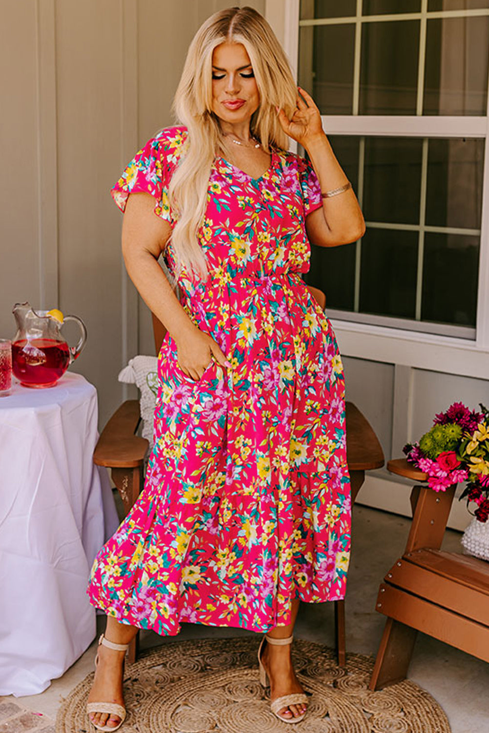 Rosa Midikleid mit Blumenmuster, V-Ausschnitt, Taschen und hoher Taille in Übergröße