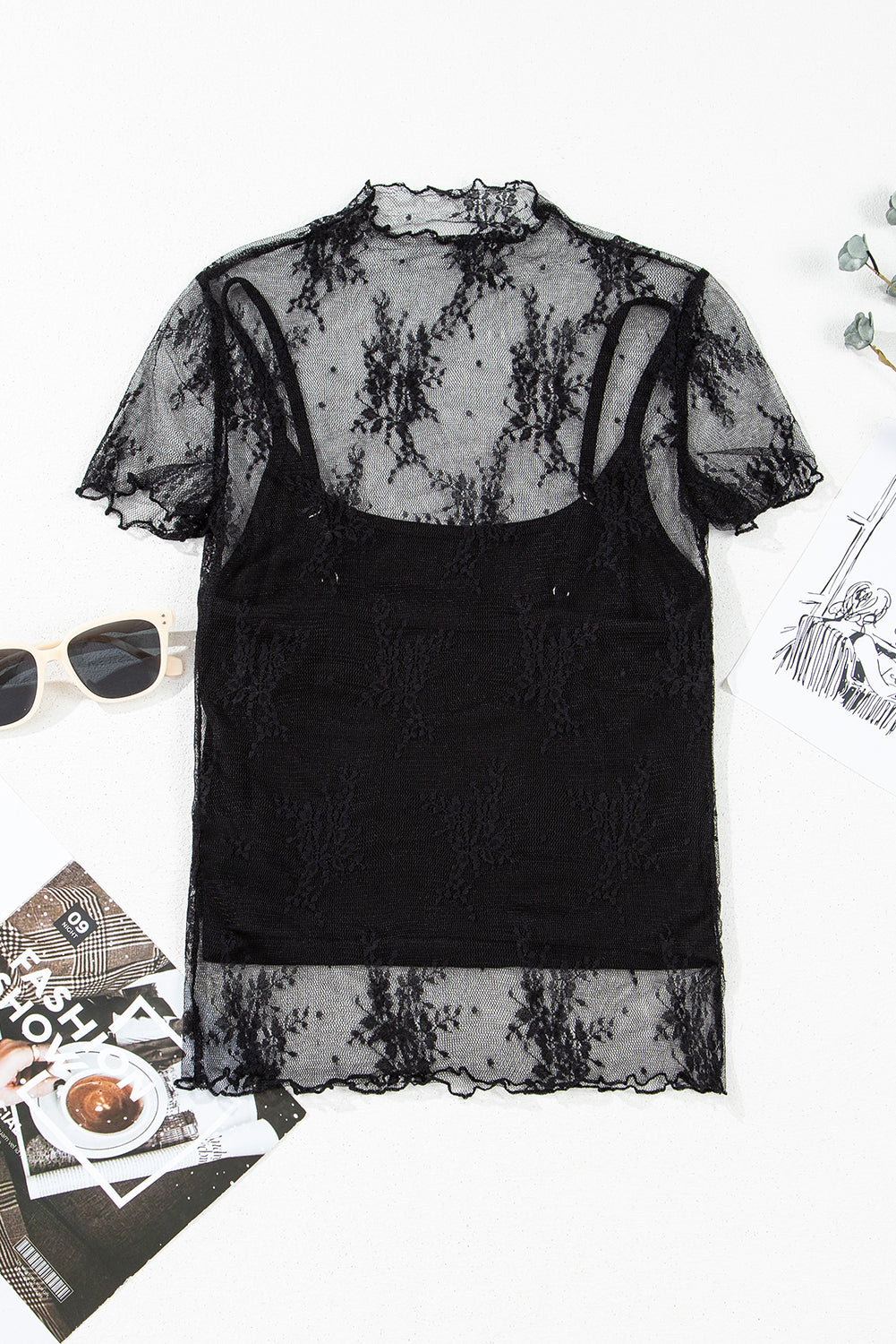 Transparente schwarze Bluse aus Netzstoff mit Blumenmuster und kurzen Ärmeln