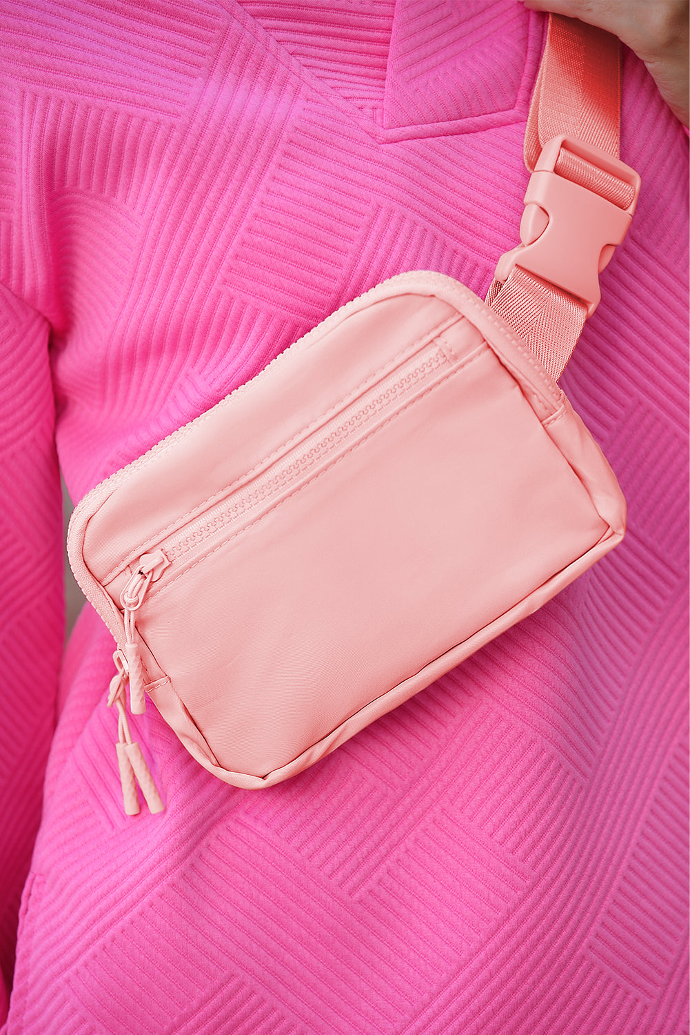 Sac à bandoulière carré à bornes zippées en rose clair