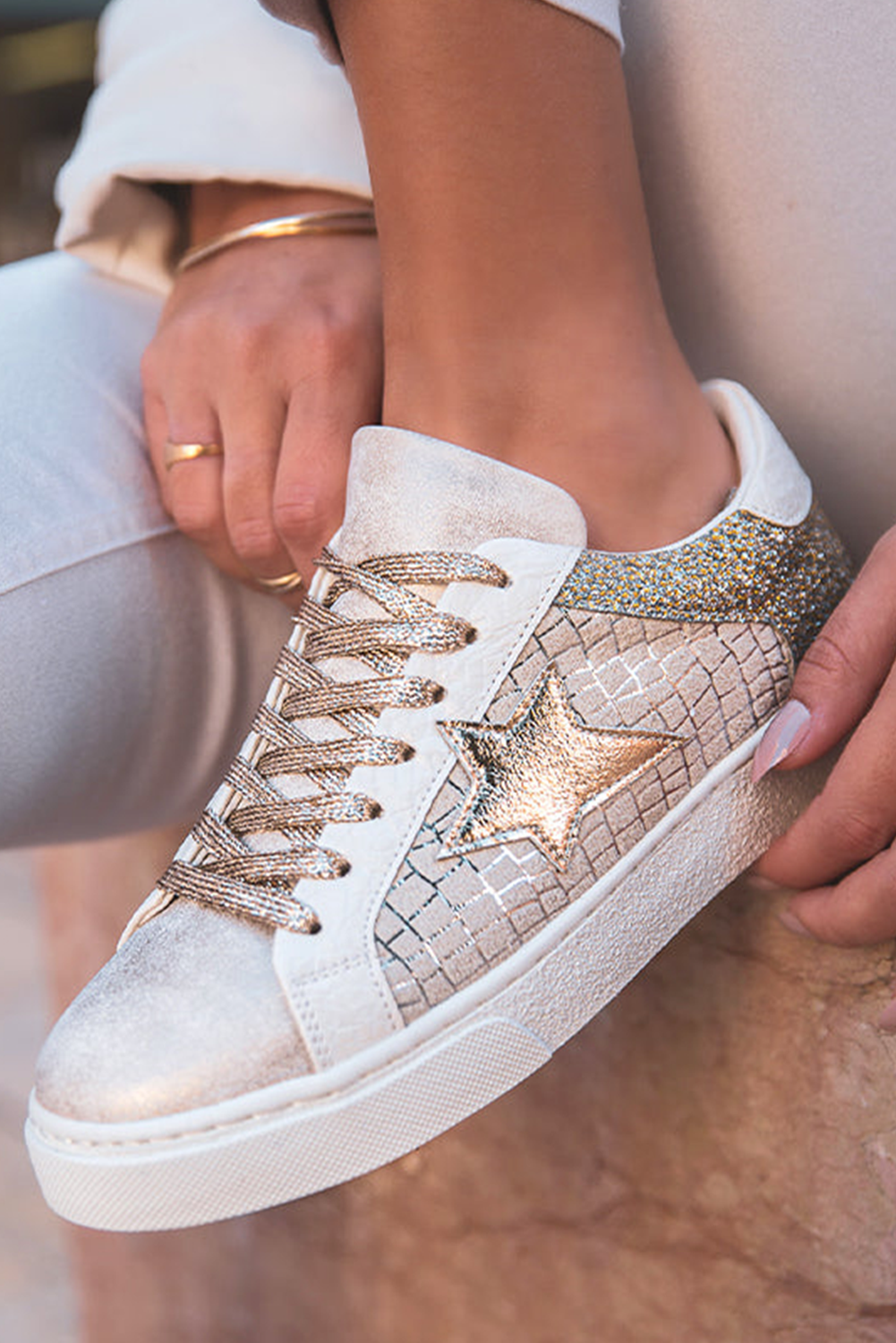 Sneakers zum Schnüren aus PU-Leder mit goldenem Glitzerstern-Patchwork