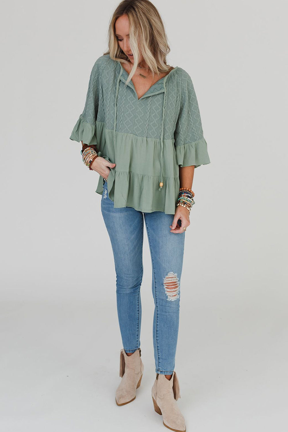 Laurel Green – Patchwork-Bluse mit Rüschen und Krawatte und Schlitz am Ausschnitt