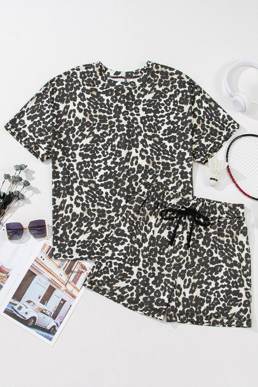 Schwarzes Pyjama-Set aus T-Shirt und Shorts mit Leopardenmuster