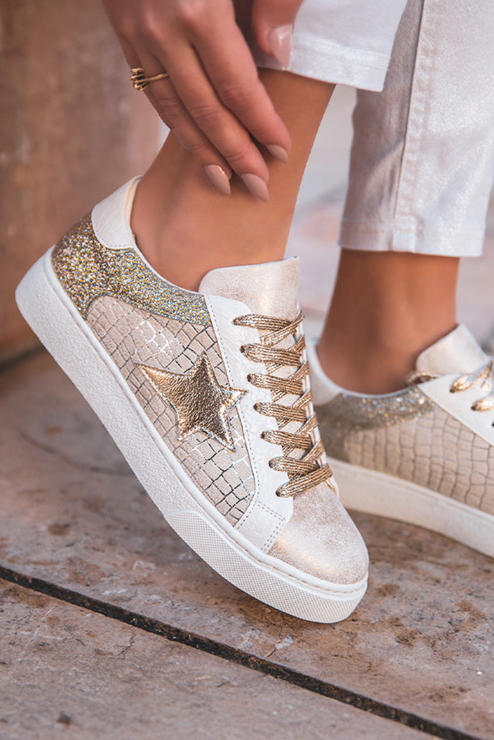 Sneakers zum Schnüren aus PU-Leder mit goldenem Glitzerstern-Patchwork