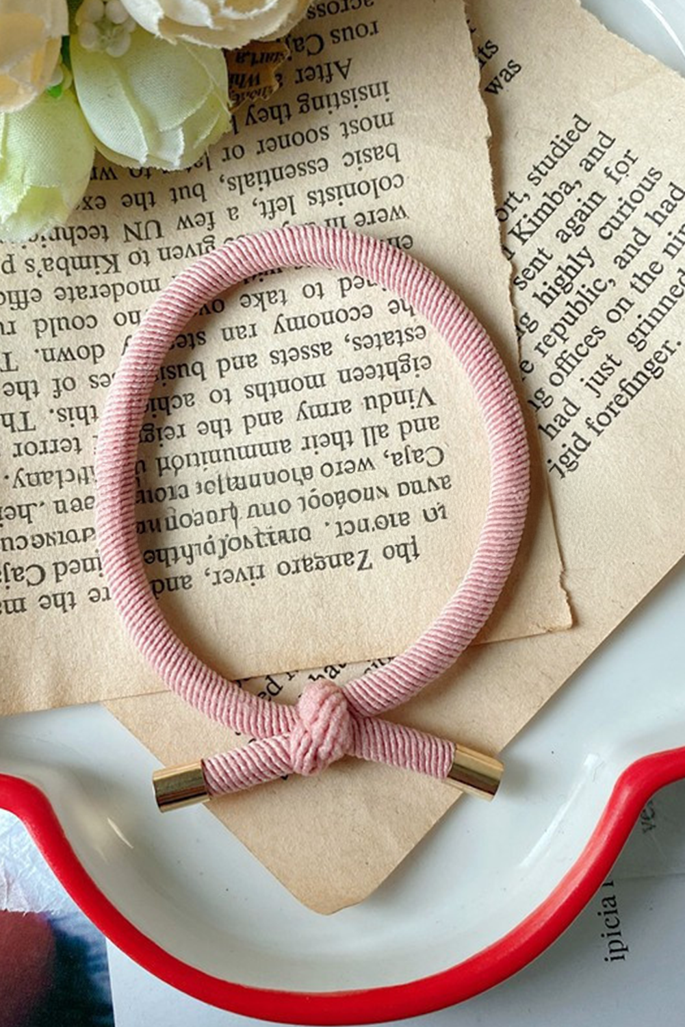 Corbata de cabello elástica anudada con textura rosa