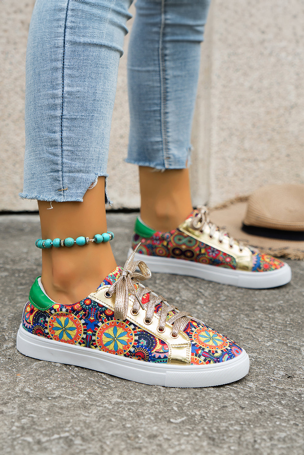 Luxuriöse goldene Sneakers mit geometrischem Bohemian-Schnürdesign