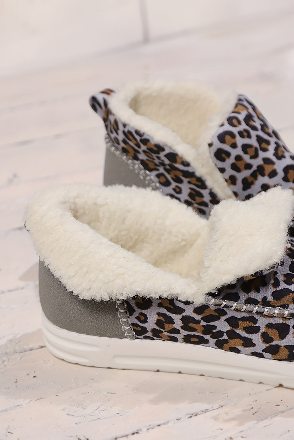 Dunkelgraue Winterstiefel mit Leopardenmuster und Fleecefutter