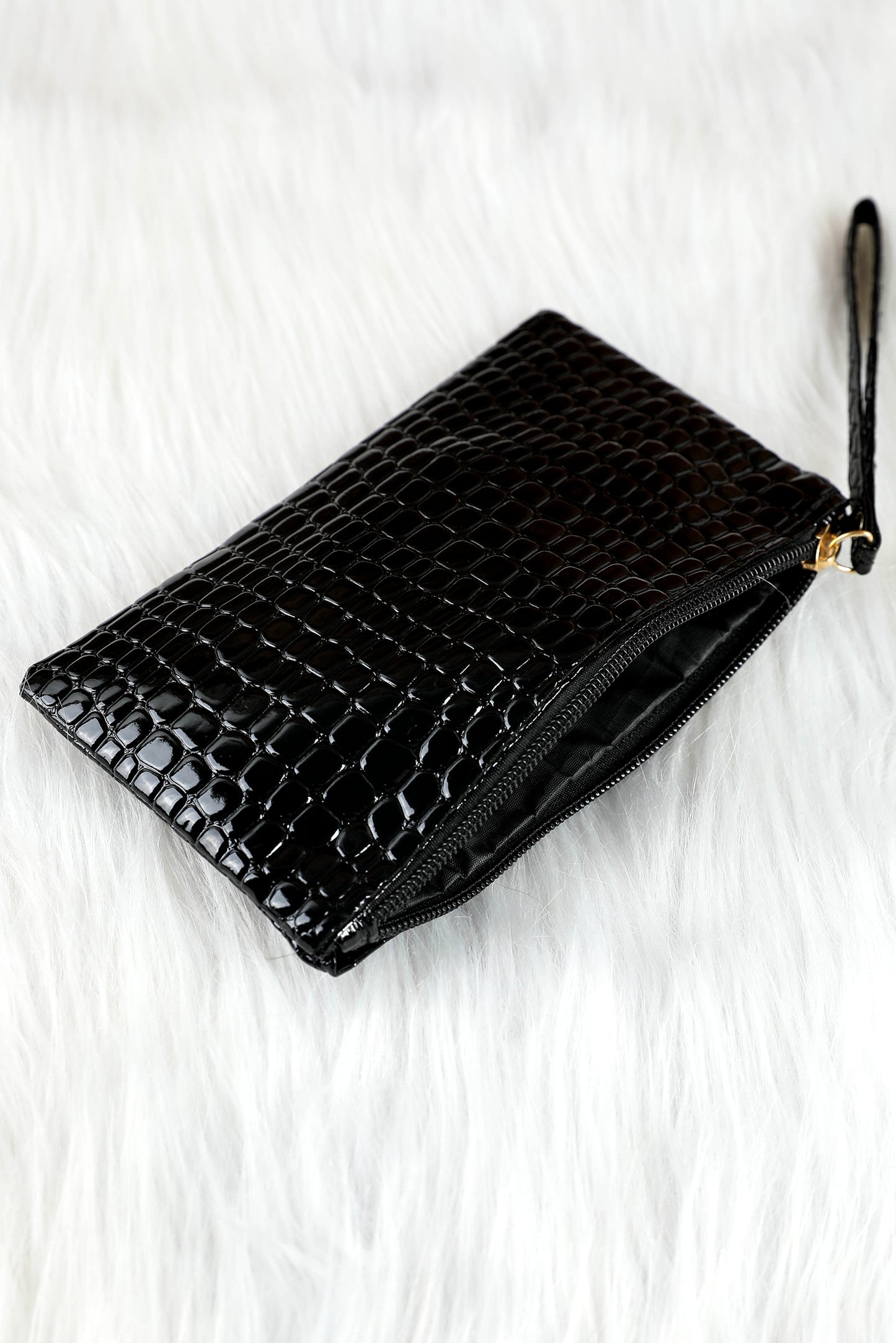 Schwarze Clutch mit Reißverschluss und Krokodilmuster