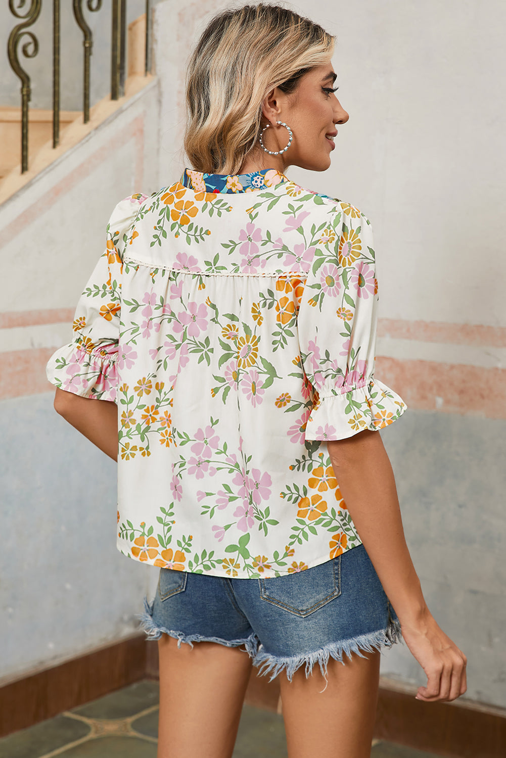 Mehrfarbige Boho-Blumenbluse mit V-Ausschnitt und halben Ärmeln