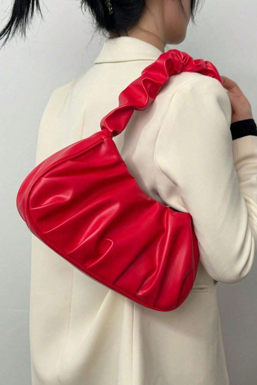 Sac d'épauque en faux cuir rouge à la mode rouge.