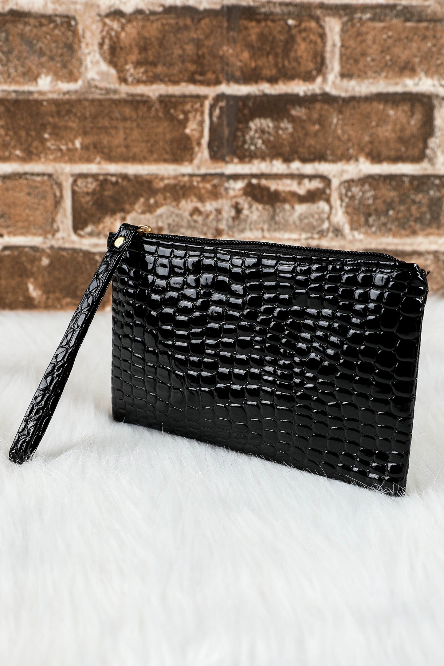 Schwarze Clutch mit Reißverschluss und Krokodilmuster