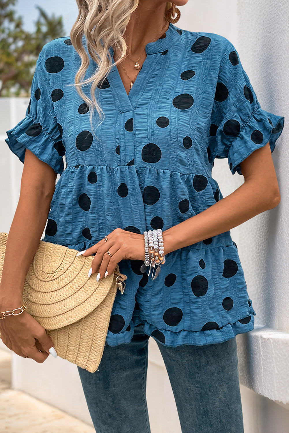 Blaue Bluse mit V-Ausschnitt und Polka Dots