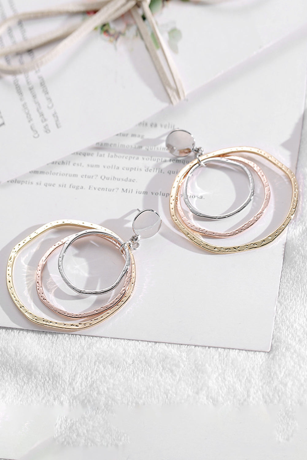 Les bagues concentriques en argent en 3 couleurs pendent des boucles d'oreilles pour les femmes