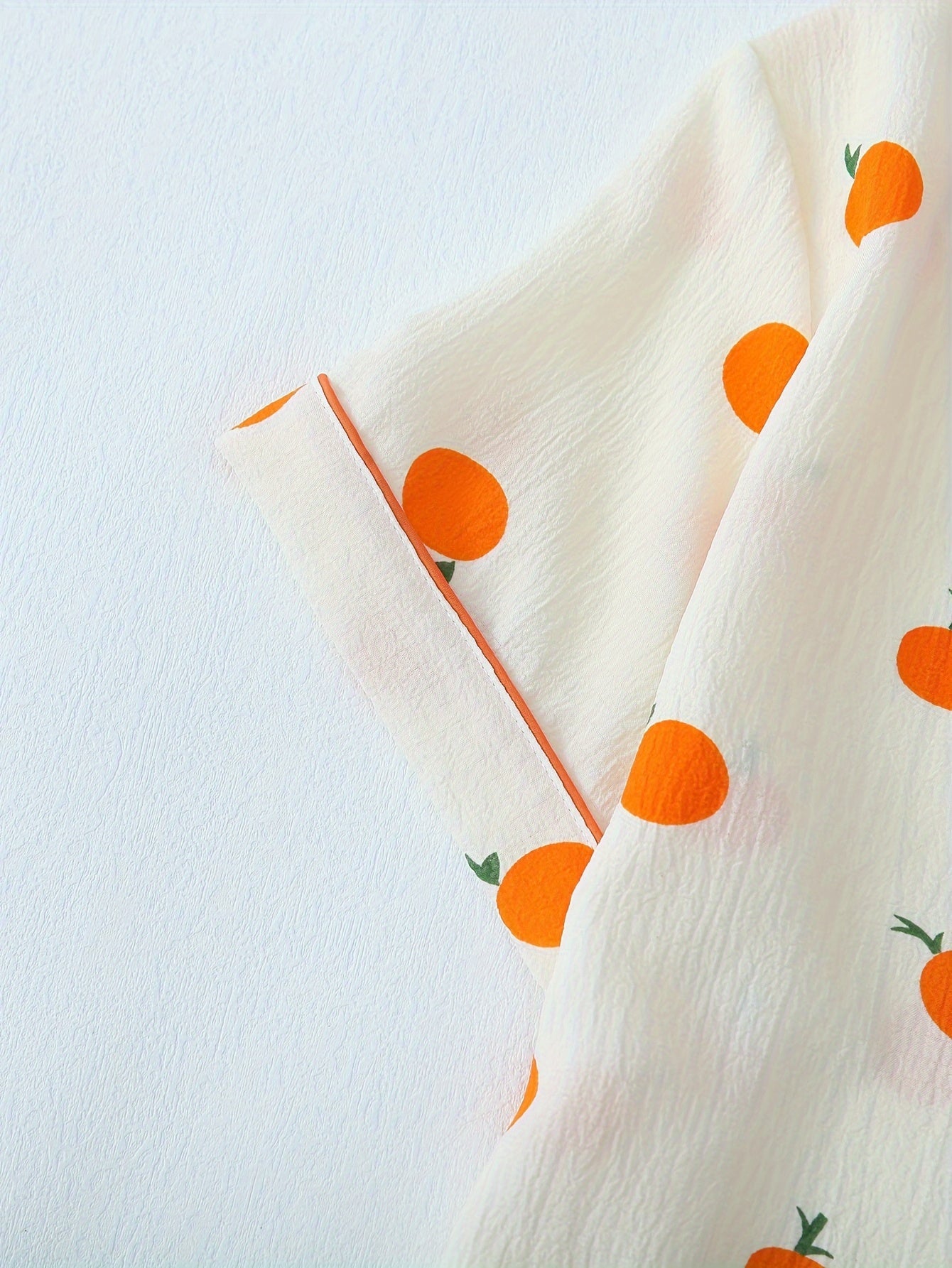 Süßes Pyjama-Set mit orangefarbenem Aufdruck, strukturiertes Pyjama-Set, kurzärmliges Oberteil mit Reversknöpfen und elastische Shorts, Nachtwäsche für Damen