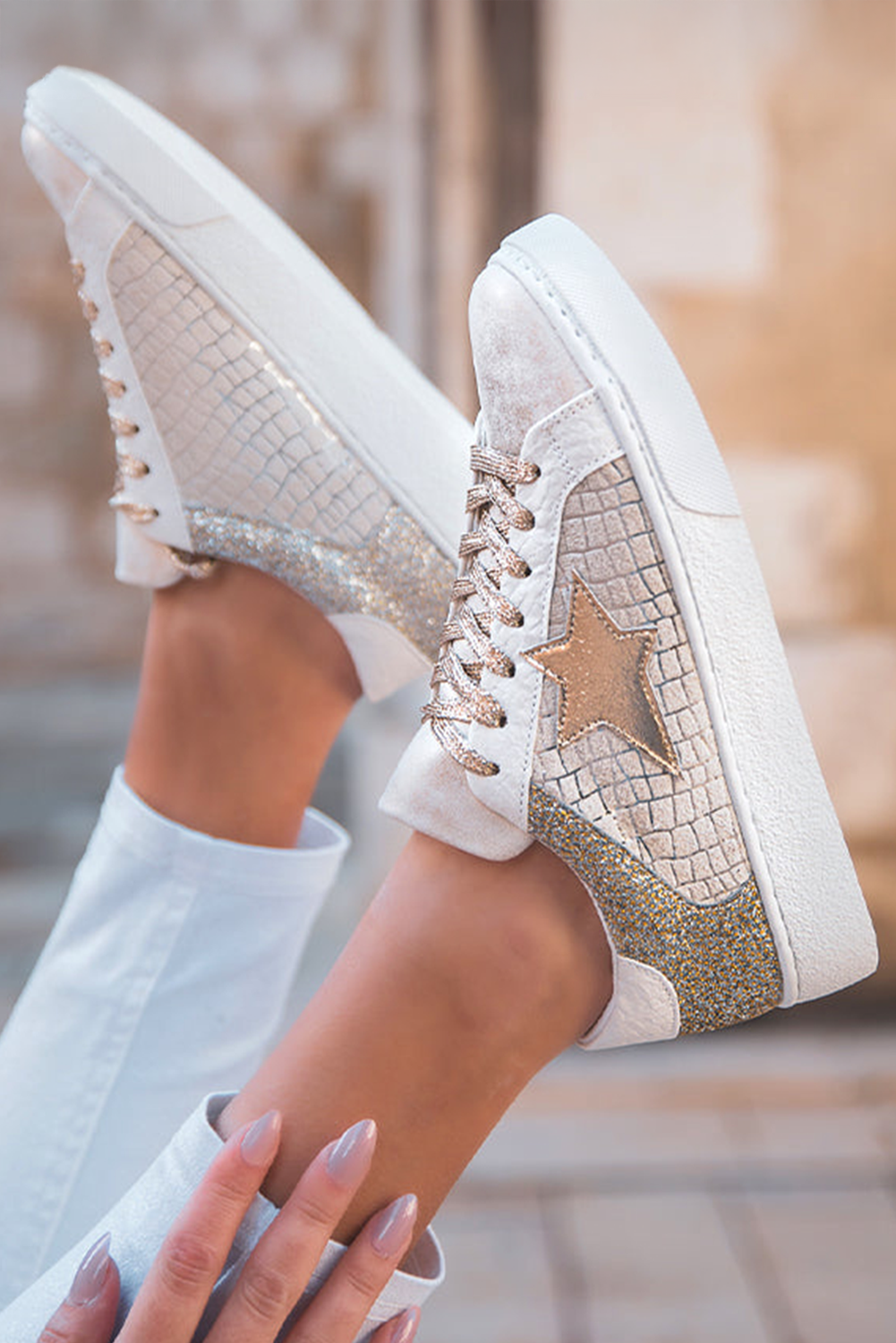 Sneakers zum Schnüren aus PU-Leder mit goldenem Glitzerstern-Patchwork