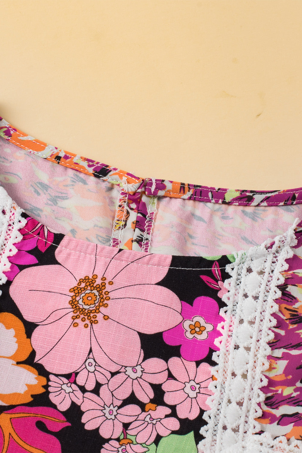 Blouse de garniture en dentelle florale avec manches à bulles ludiques en rouge rose