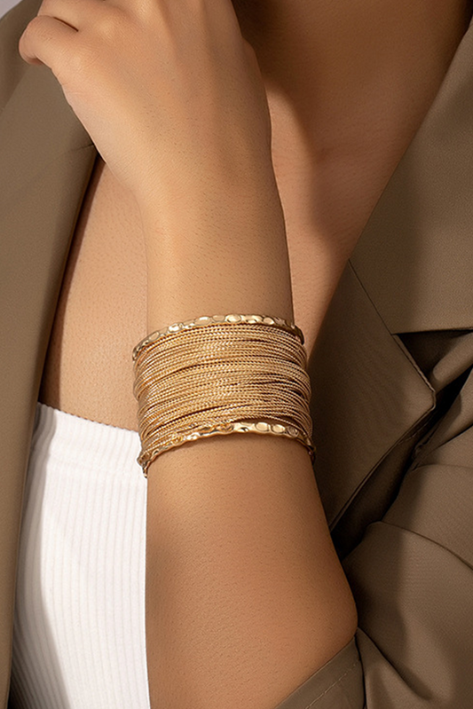 Minimalistisches, offenes Mehrlagenarmband aus Gold für stylische Looks