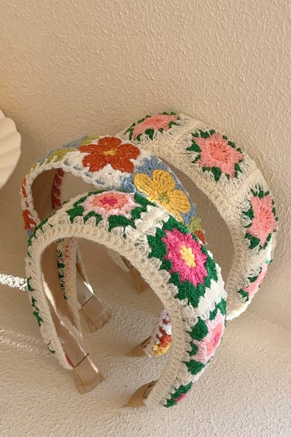 Breites Stirnband mit gehäkelten Blumen im Boho-Stil in Weiß