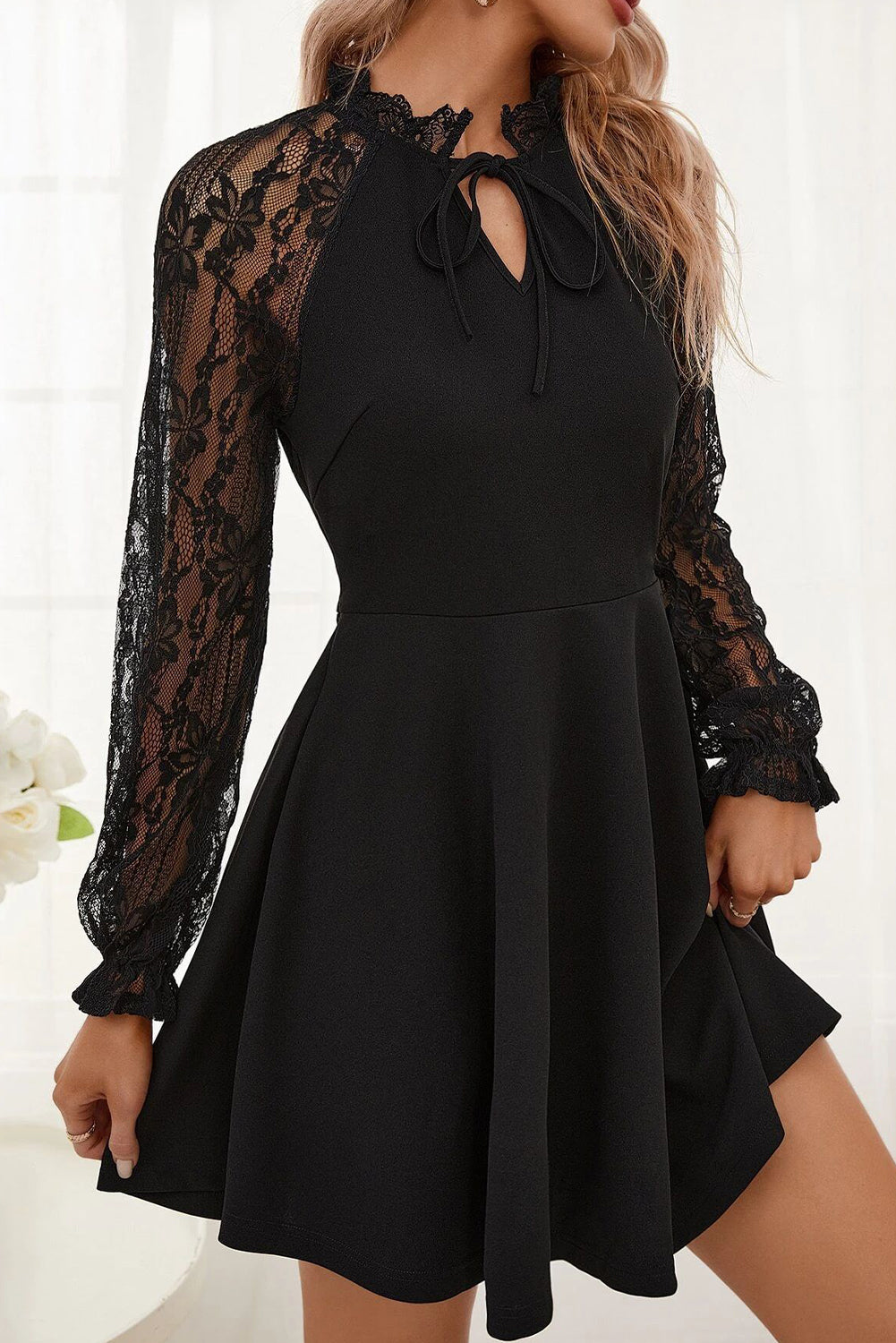 Robe élégante à manches longues en dentelle noire