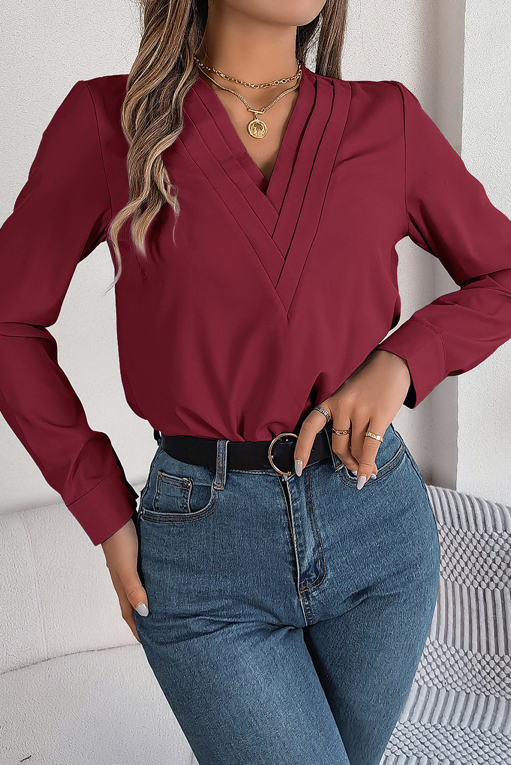 Dahlia roja Elegante blusa plisada de cuello en V