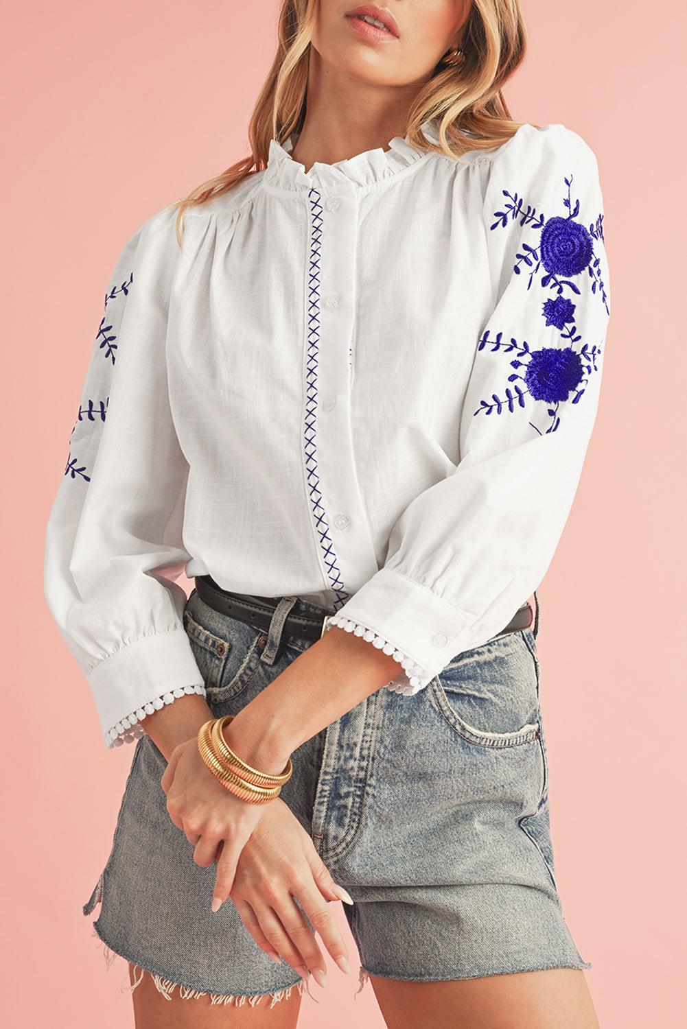 Weiße, mit Blumen bestickte Bluse im Boho-Stil mit Knopfleiste