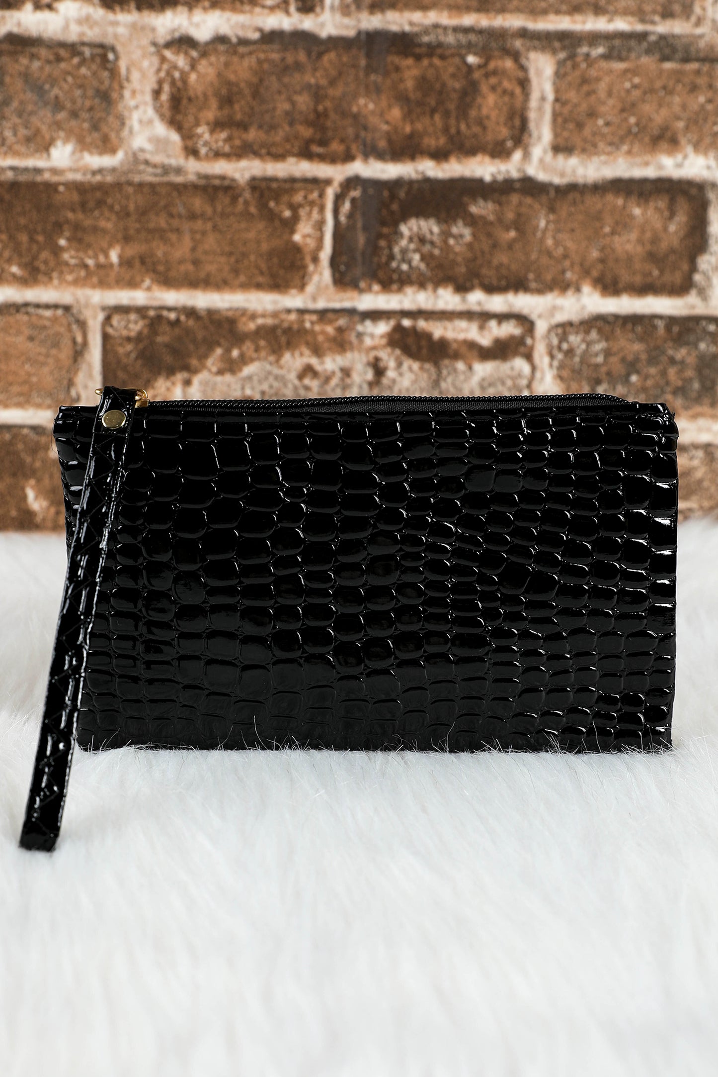 Schwarze Clutch mit Reißverschluss und Krokodilmuster