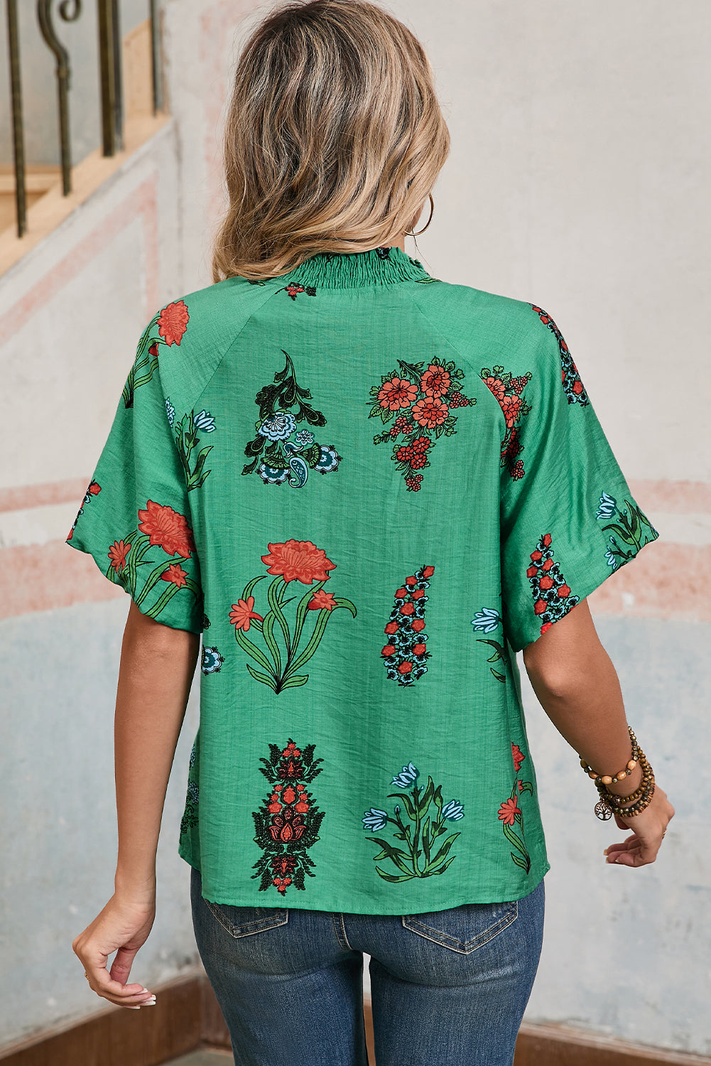 Hellgrüne Bluse mit V-Ausschnitt und Blumenmuster