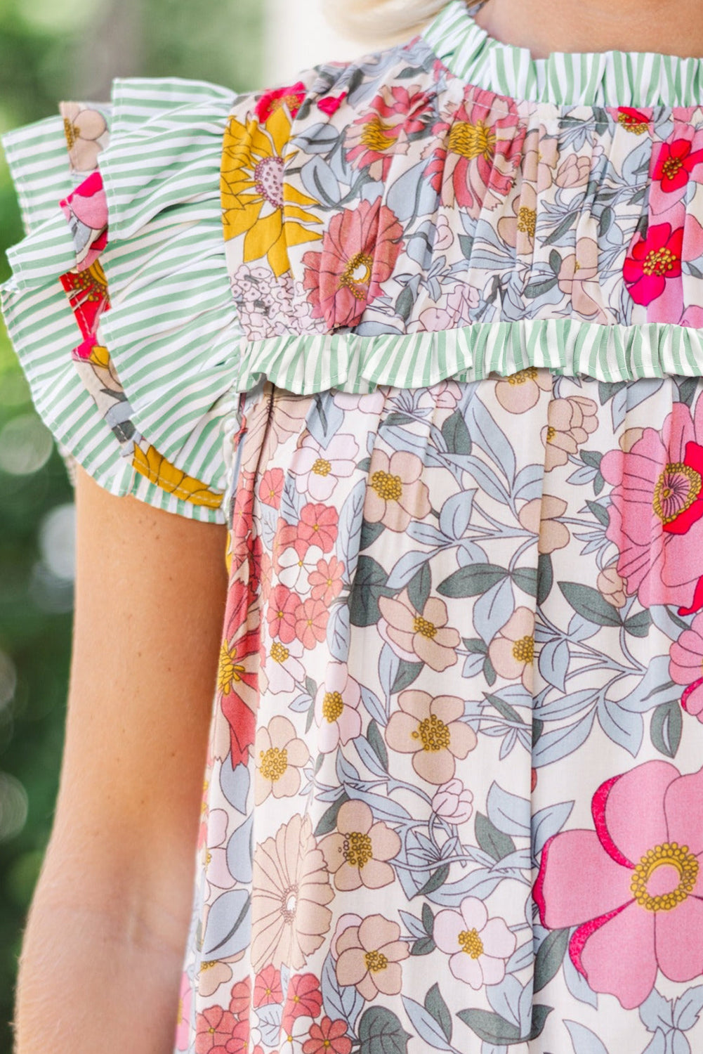 Plissiertes Bohemian-Top mit Blumenmuster und Rüschenbesatz in Rosa