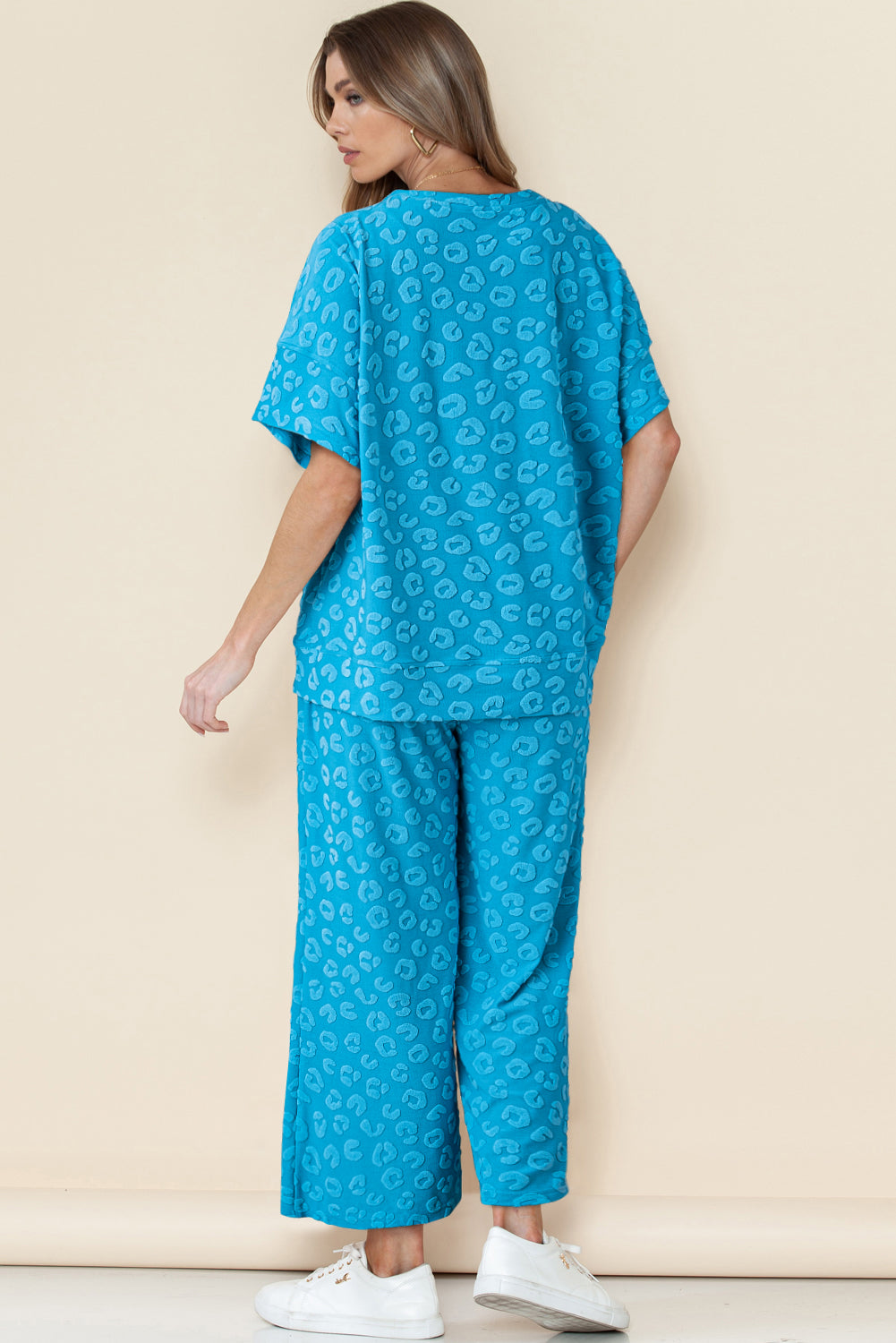 Blaues Set aus kurzärmligem Jacquard-Oberteil mit Leopardenmuster und Hose mit weitem Bein