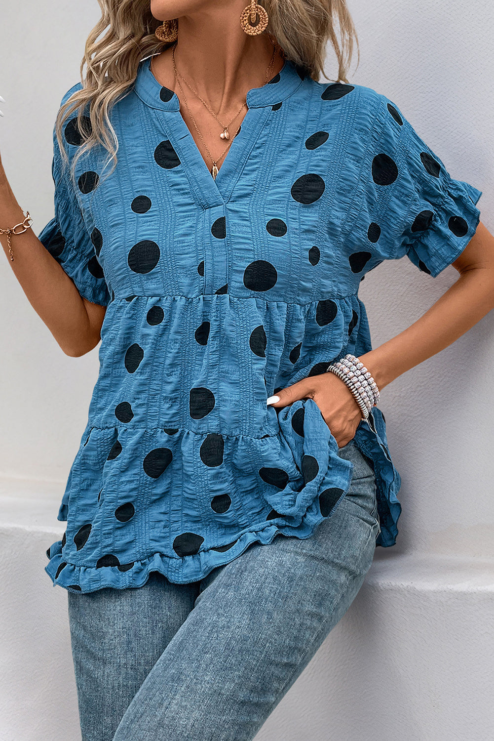 Blaue Bluse mit V-Ausschnitt und Polka Dots