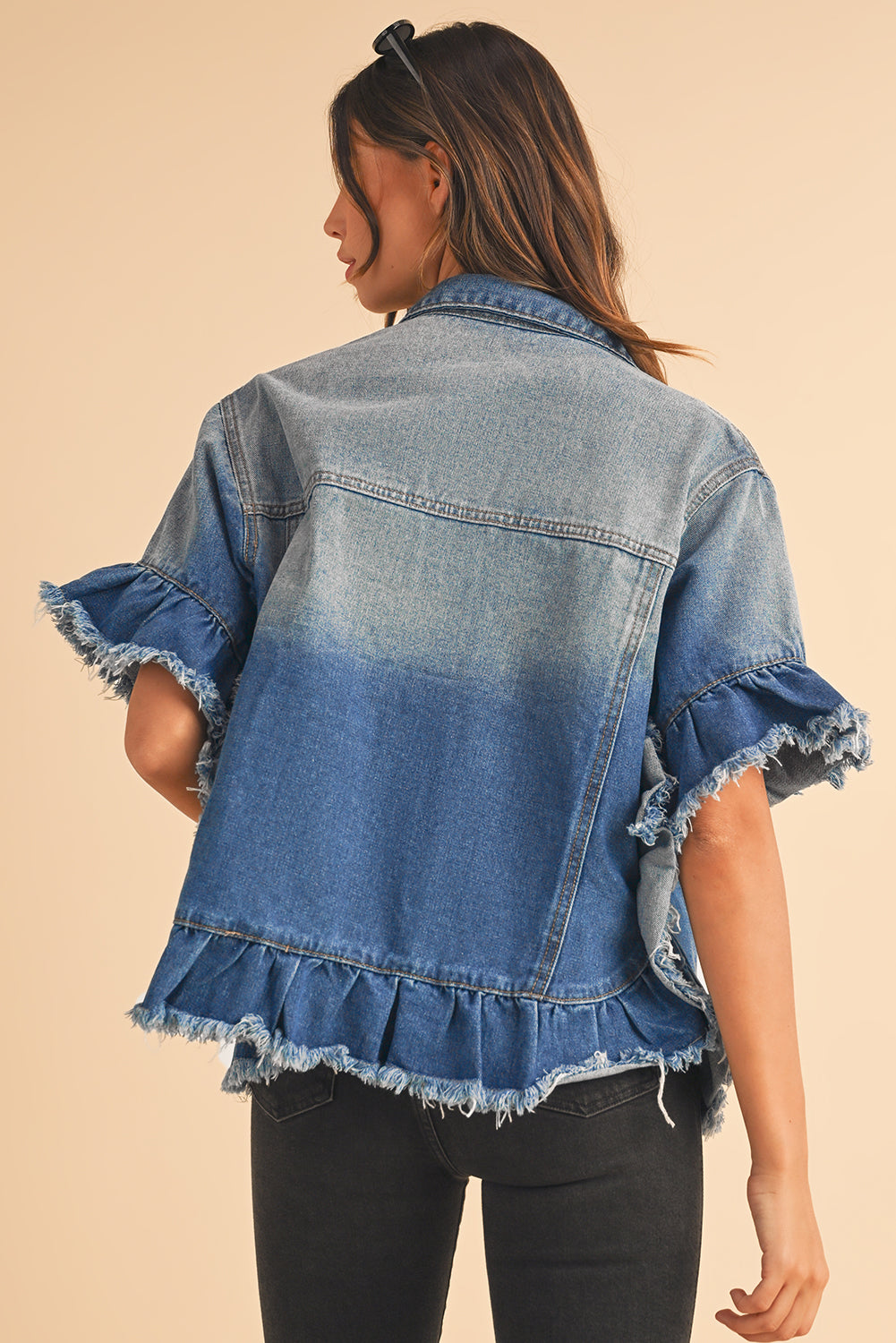 Pfauenblaue Jeansjacke mit Rüschen, offenem Saum und kurzen Ärmeln