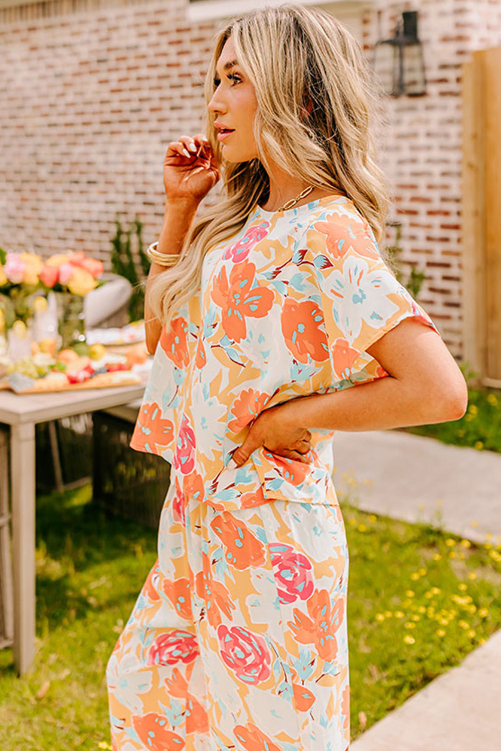 Blusa de estampado floral vibrante naranja y pantalones de pierna ancha