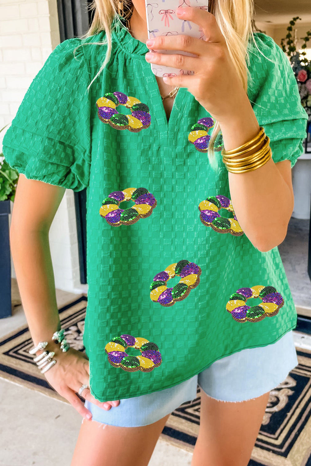 سبز روشن Mardi Gras Sequin Donuts Graphic Graphic Neck Textured Blouse