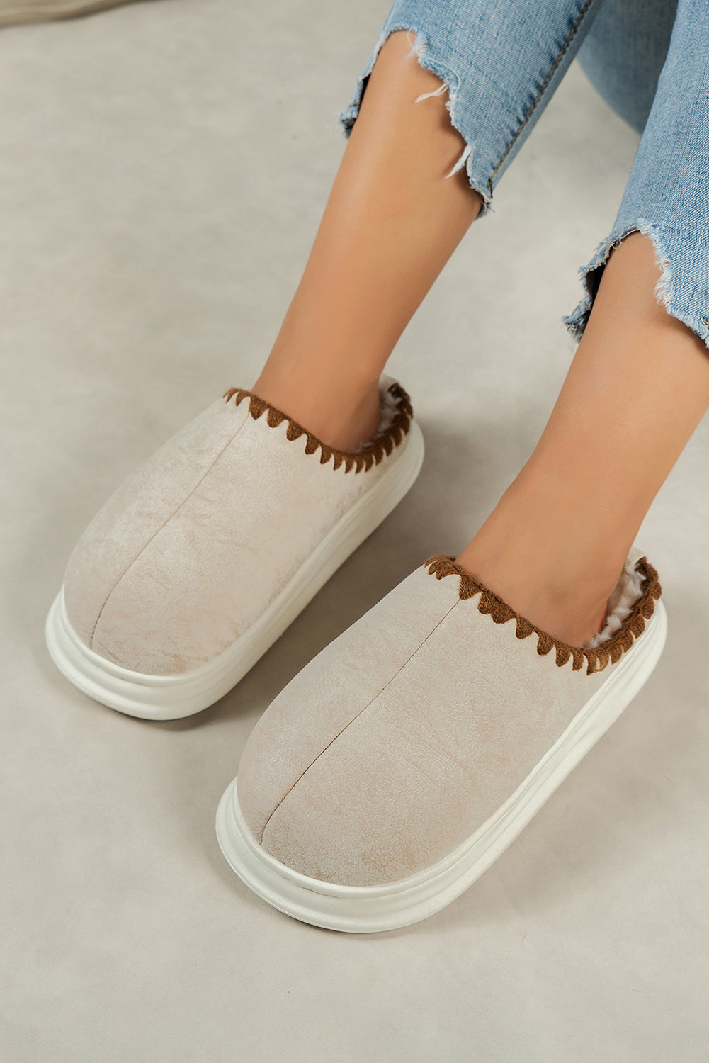 Zapatillas caseras con fayas de peluche de suela gruesa beige