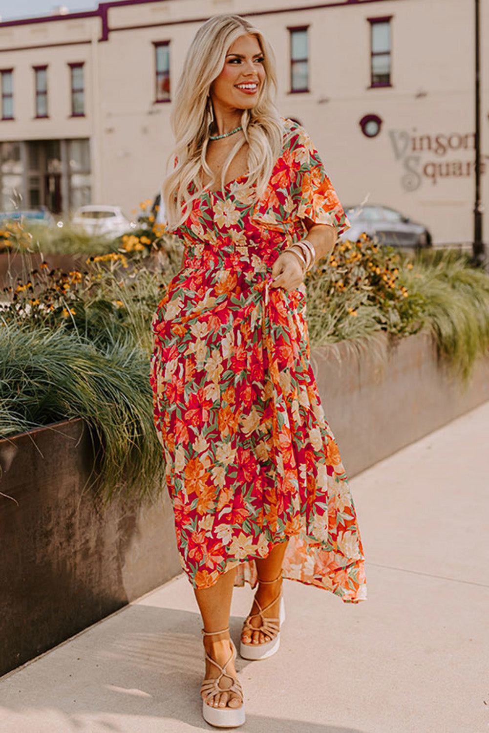 Oranges Maxikleid mit Blumenmuster und V-Ausschnitt und taillierter Taille in Übergröße