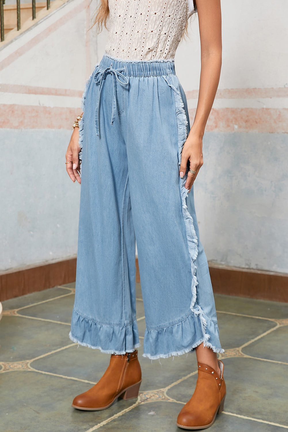 Myosotis – Hell verwaschene Jeans mit weitem Bein und Rüschensaum