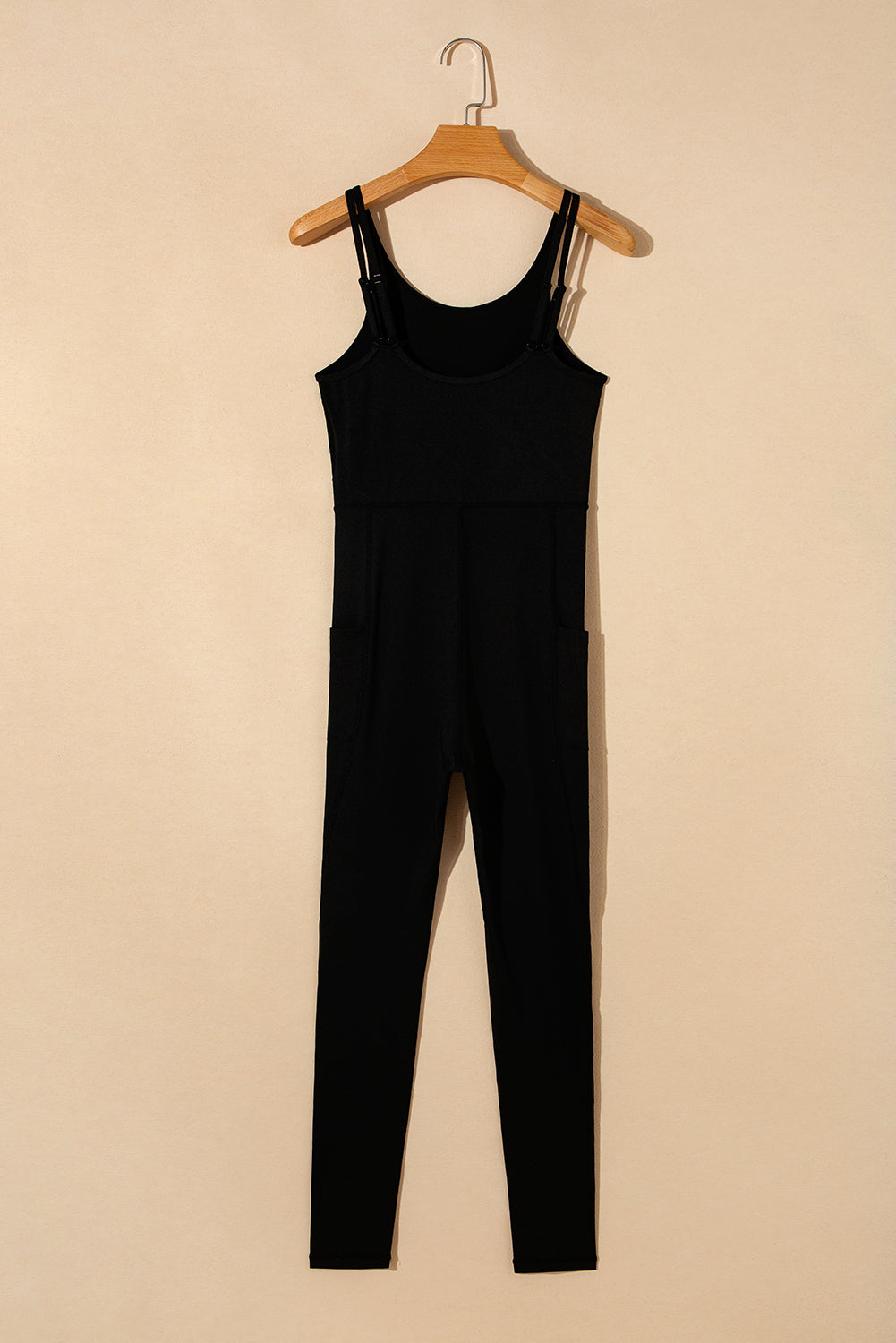 Schwarzer, rückenfreier, schmal geschnittener Sport-Jumpsuit mit hoher Taille und Seitentaschen