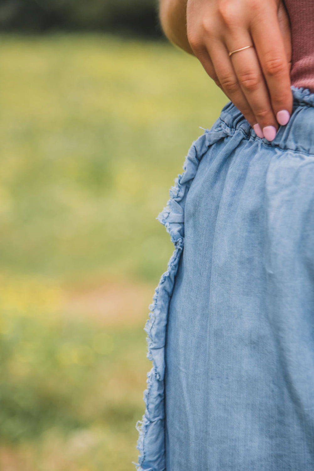 Myosotis – Hell verwaschene Jeans mit weitem Bein und Rüschensaum