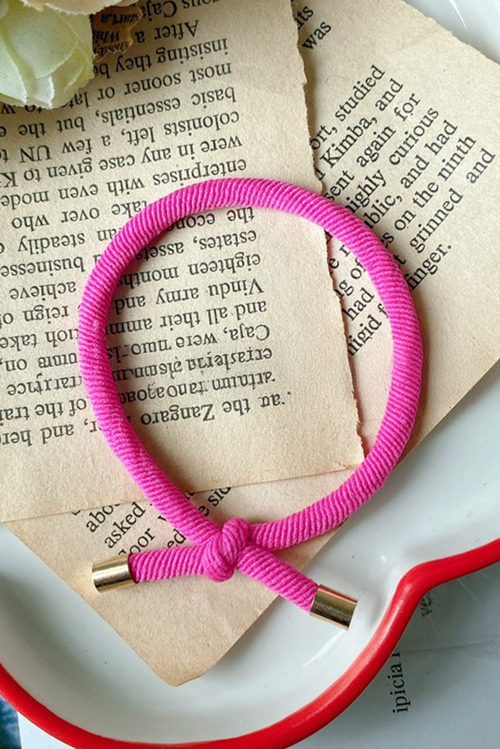 Corbata de cabello elástica anudada con textura rosa