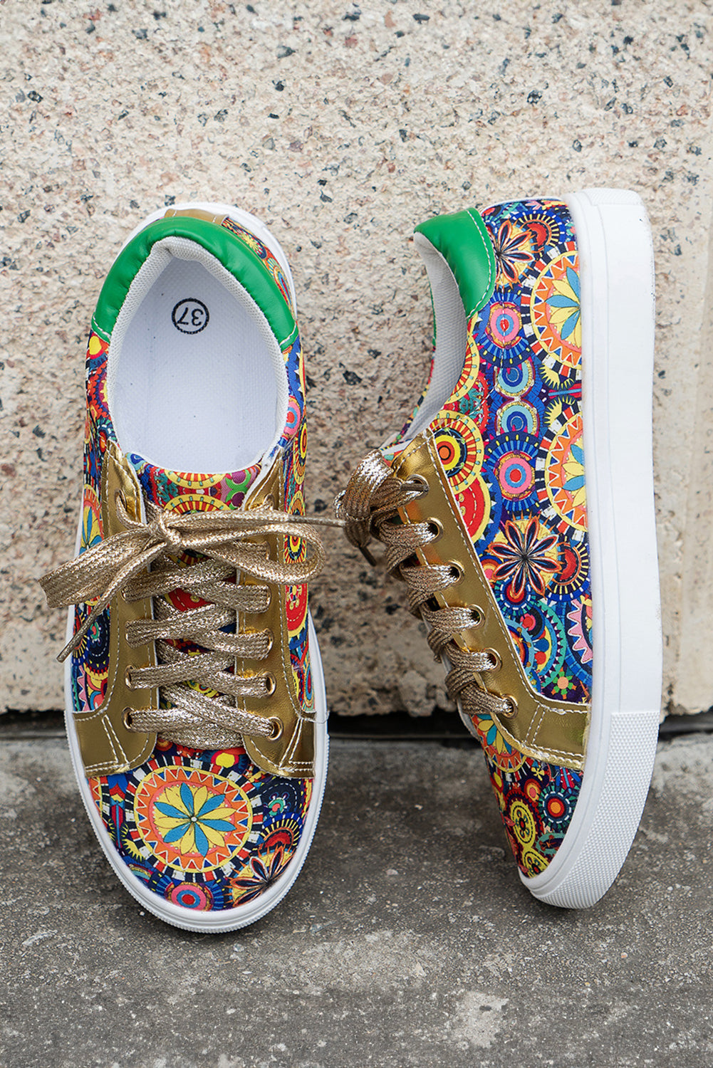 Luxuriöse goldene Sneakers mit geometrischem Bohemian-Schnürdesign